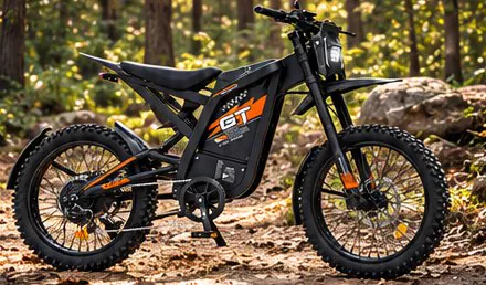 OUXI GT2000 preta e laranja na trilha